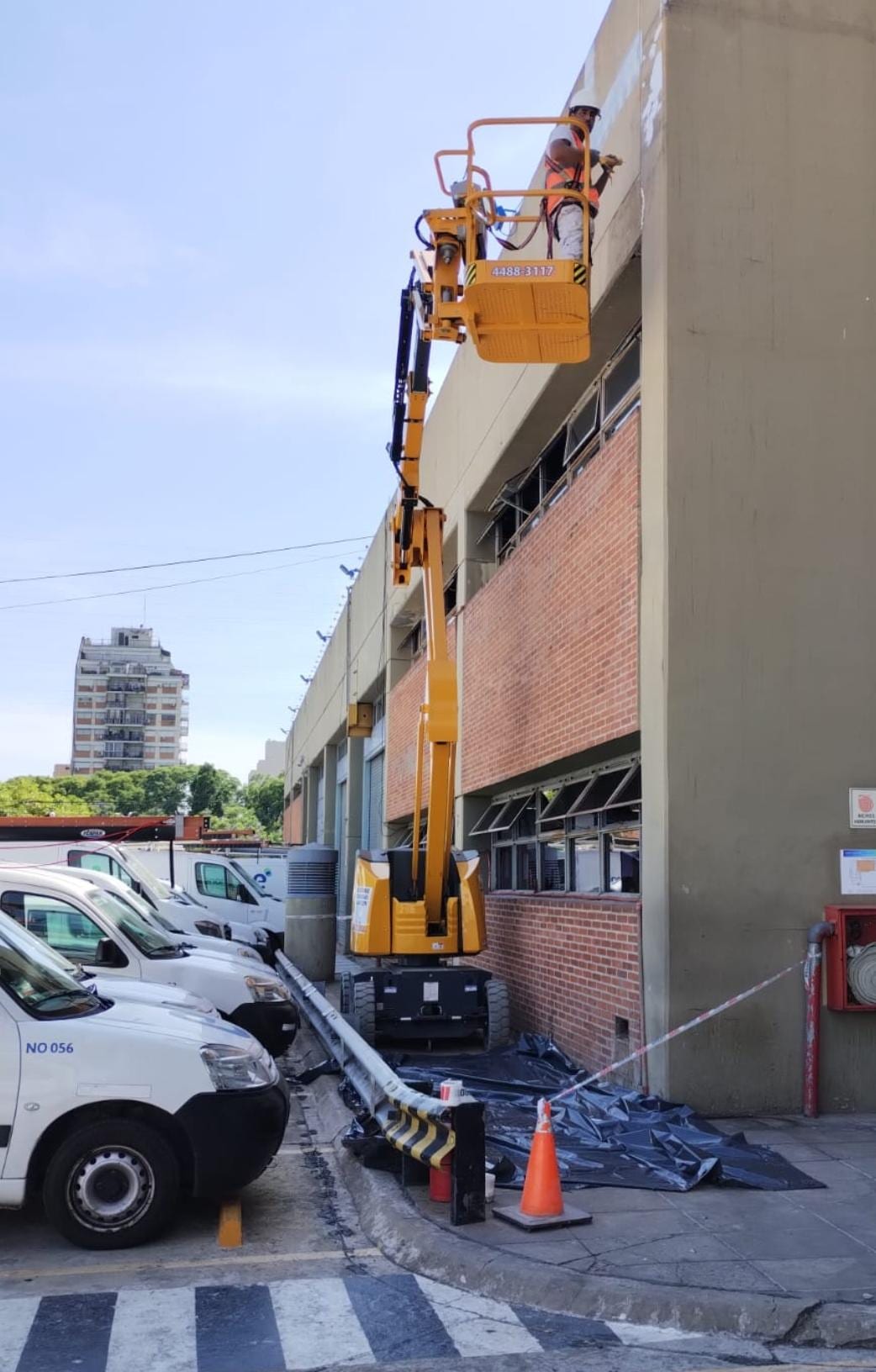Brazo articulado, obra Edenor